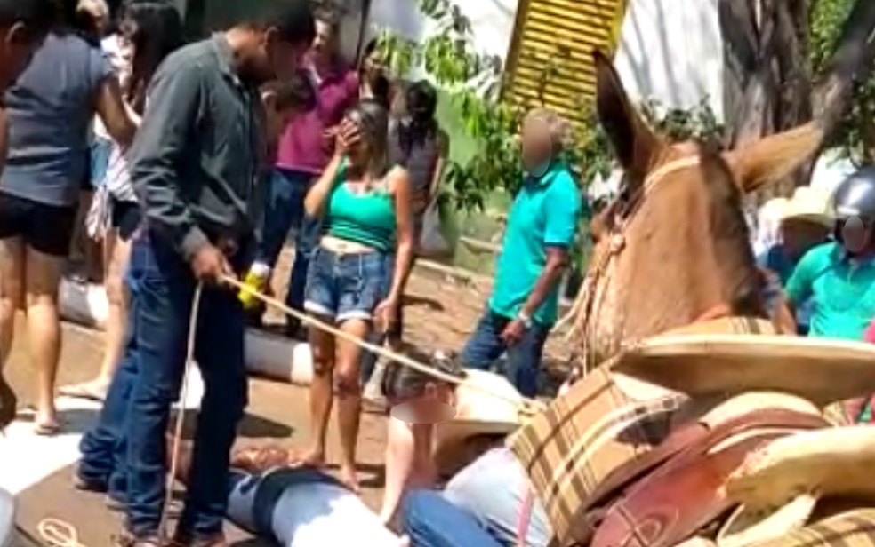 Prefeita ficou caída no chão, e diversas pessoas ficaram em volta dela tentando ajudar — Foto: Reprodução/TV Anhanguera