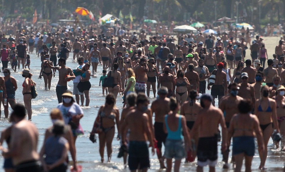 Multidão lotou as praias no domingo (30) em Santos, SP — Foto: Alexsander Ferraz/ A Tribuna Jornal
