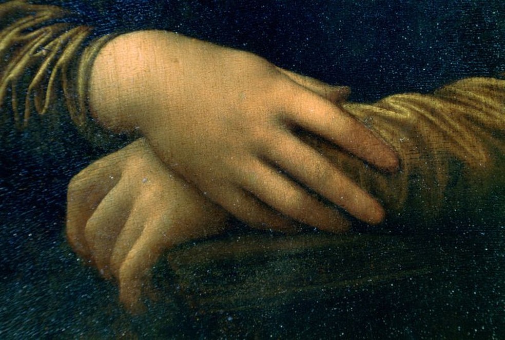 Os dedos de Mona Lisa tocam a cadeira — Foto: Getty Images via BBC