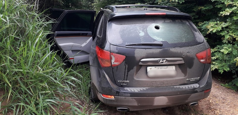 Carro utilizado pelos criminosos foi encontrado abandonado na rodovia Geraldo Pereira de Barros — Foto: Arquivo pessoal
