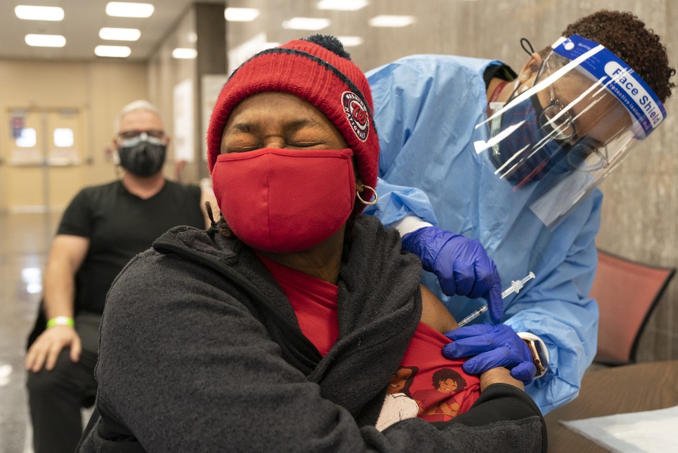 Mulher recebe dose da vacina contra a Covid-19 em uma clínica na Universidade de Howard, em Washington — Foto: Jacquelyn Martin/AP
