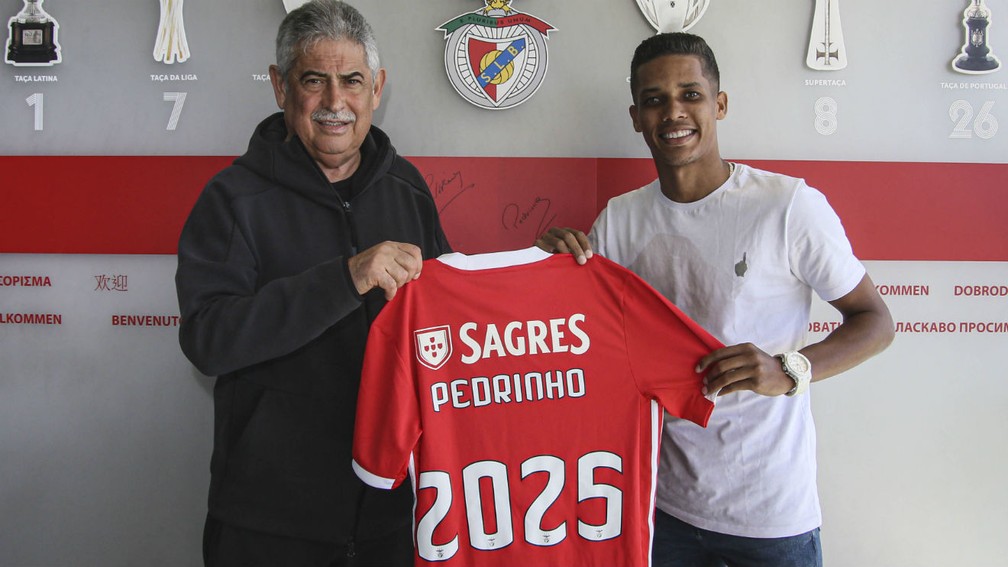 Pedrinho com o presidente do Benfica — Foto: Benfica