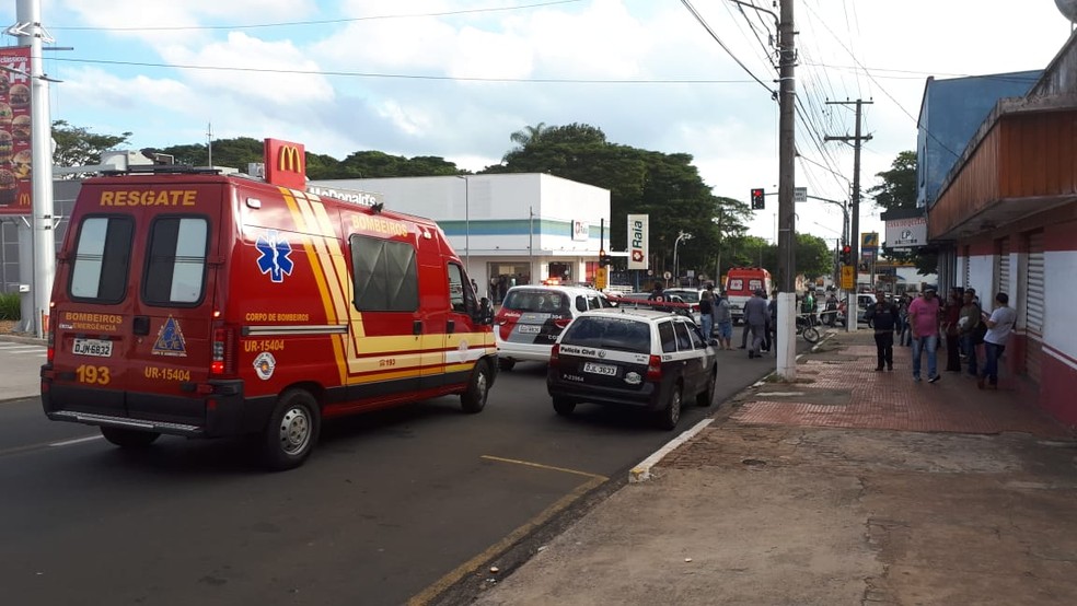 Rua Padre Albuquerque ficou interditada após tentativa de assalto em semáforo em Itapetininga — Foto: Adolfo Lima/TV TEM