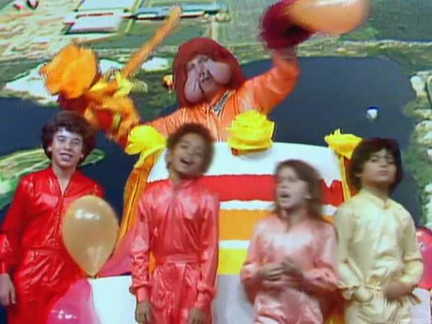 Fofão e crianças do programa Balão Mágico, entre elas a atriz Simony, na década de 1980 (Foto: Reprodução/TV Globo)