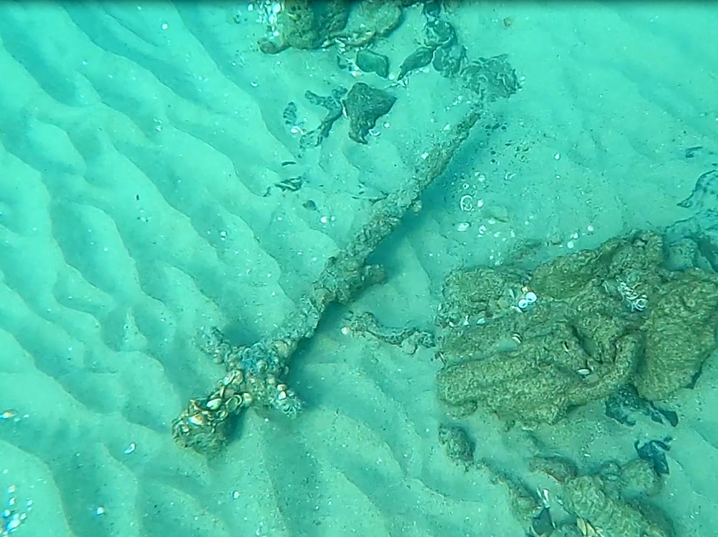 Espada antiga é fotografada na água após ter sido descoberta por um mergulhador amador perto de Haifa, no Mar Mediterrâneo, em 14 de outubro de 2021 em Israel — Foto: Autoridade de Antiguidades de Israel via AP