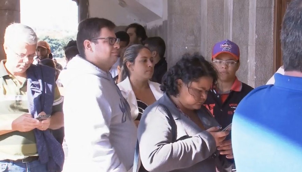 Candidatos aguardavam no sol para se inscrever nos cursos em Botucatu  — Foto: TV TEM/ Reprodução 