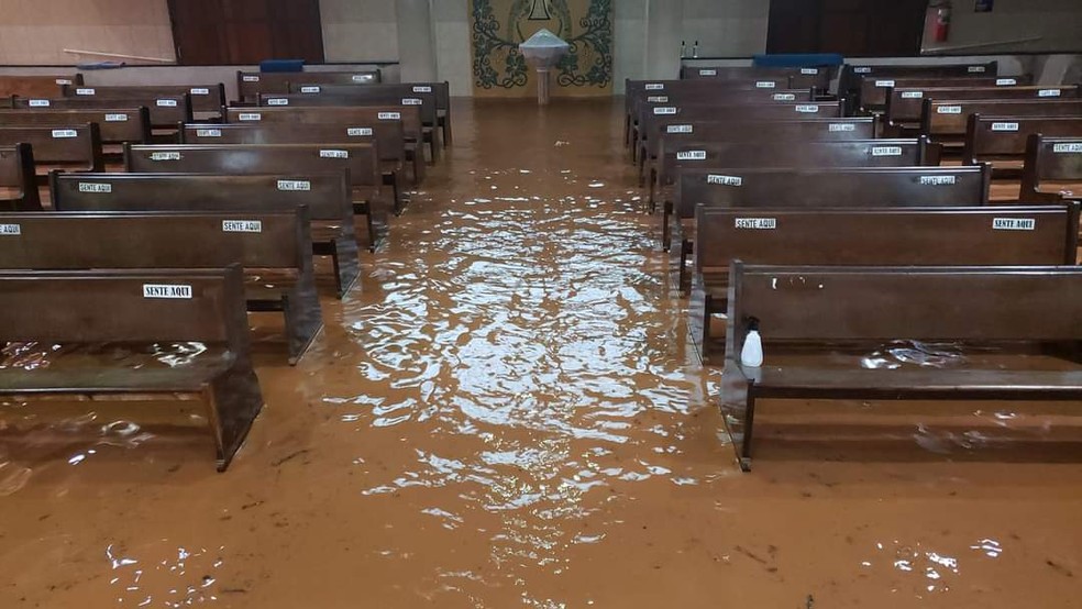 Água invadiu uma igreja, que ficou alagada em Jaú — Foto: Arquivo pessoal 