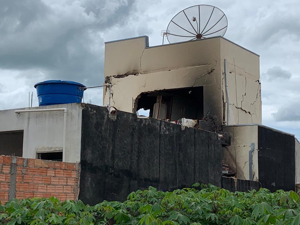 O imóvel ficou praticamente destruído com a explosão em Fartura — Foto: Ayrton Salles Júnior/TV TEM