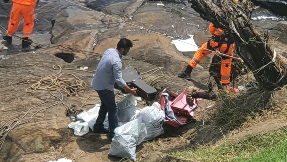 Pertences de Marília Mendonça e das outras vítimas que estavam dentro do avião em Caratinga. — Foto: Carlos Eduardo Alvim / TV Globo