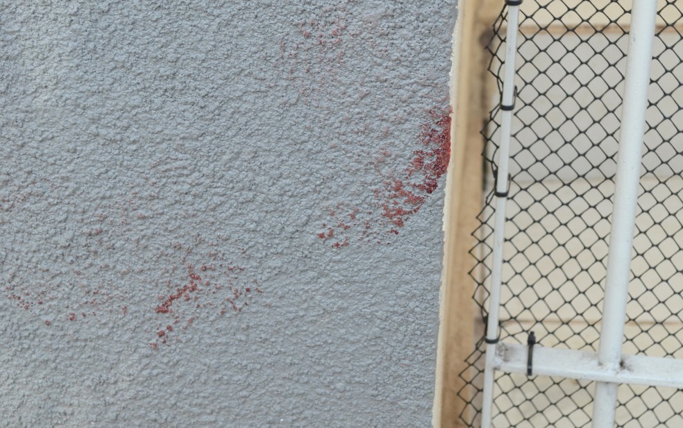 Local de homicídio tinha marcas de sangue na manhã desta sexta-feira em Piracicaba (Foto: Carol Giantomaso/G1)
