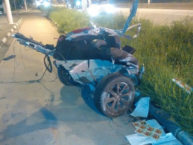 Parte traseira do veículo ficou totalmente destruída (Foto: Reprodução/Facebook Samu Litoral)