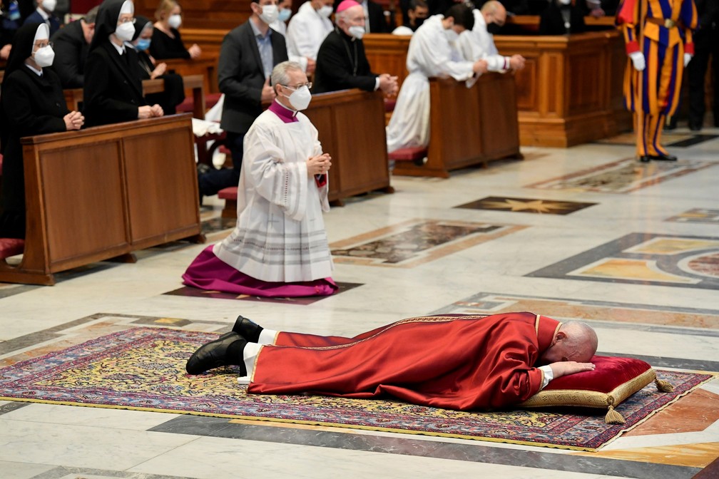 Papa Francisco deita-se e ora na Basílica de São Pedro, antes de liderar a Via-Sacra no Vaticano — Foto: Reuters/Vatican Media