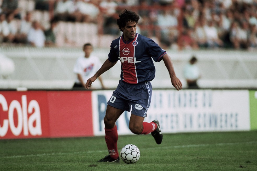 Raí em ação pelo PSG, onde jogou entre 1993 e 1998 — Foto: Christian Liewig/Getty Images