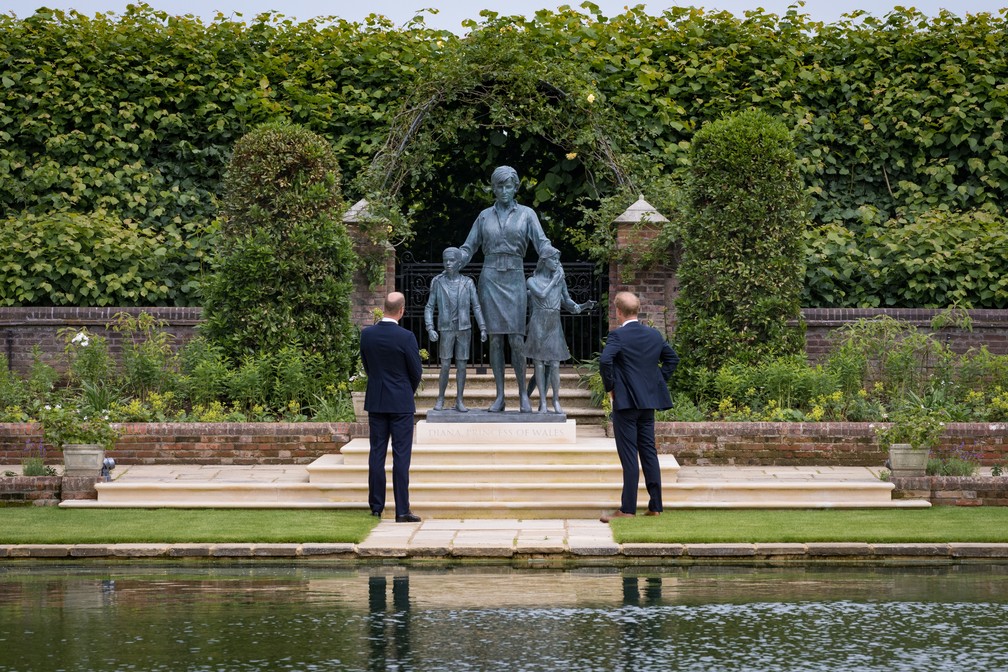 Príncipe Harry e William voltam a se encontrar durante inauguração de estátua em homenagem a Lady Di em 1º de julho de 2021 — Foto: Família Real Britânica