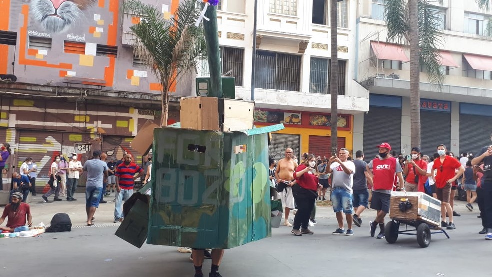 Manifestantes contrários ao presidente Jair Bolsonaro fazem tanque militar de papel em ato no Vale do Anhangabaú, na região central de São Paulo, nesta terça-feira (7) — Foto: Junior França/Arquivo pessoal