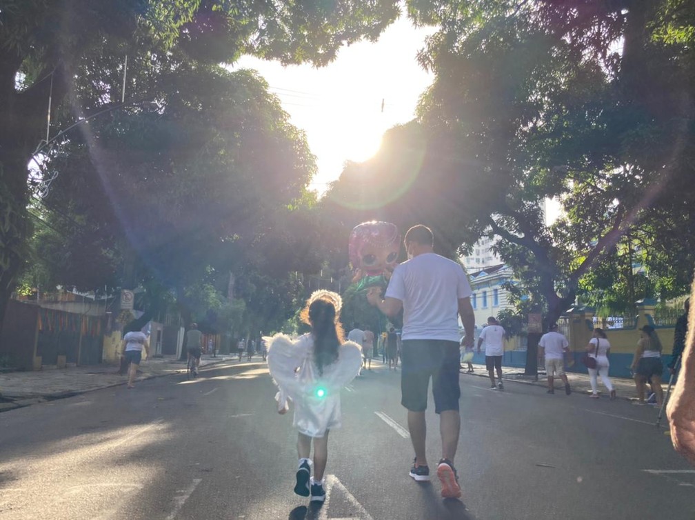 Círio de Nazaré 2021 - Pai e filha caminhando pela avenida Nazaré — Foto: Eduardo Quemel/g1 Pará