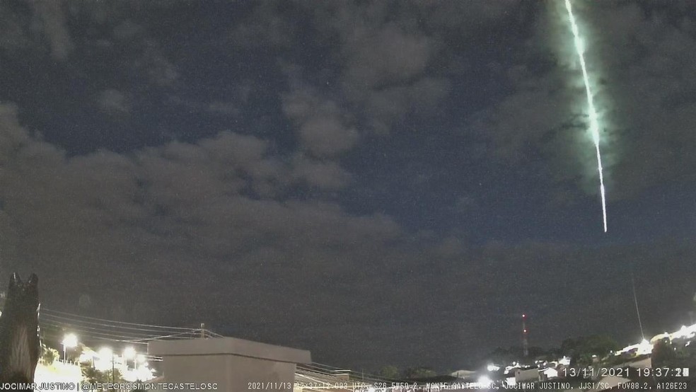 Meteoro é registrado no céu de SC — Foto: Jocimar Justino/Reprodução
