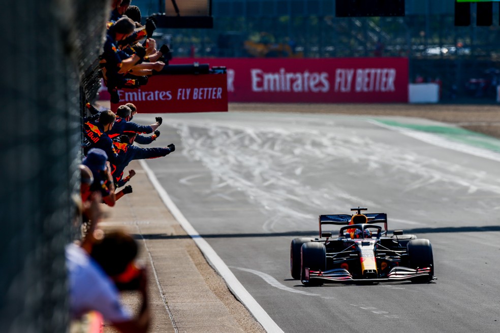 Max Verstappen cruza a linha de chegada para vencer GP dos 70 anos da F1 — Foto: Getty Images
