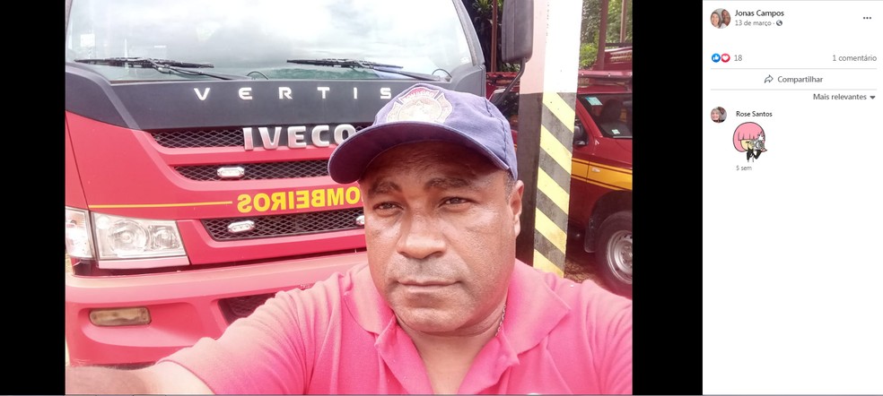 Foto de Jonas Campos em frente ao caminhão do Corpo de Bombeiros de Mairinque (SP) — Foto: Facebook/Reprodução