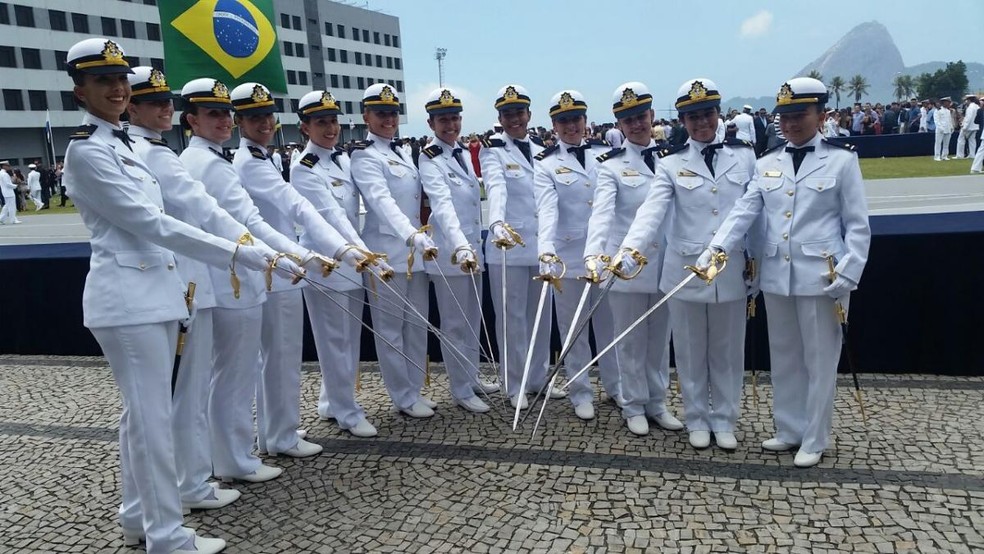 Formatura de 12 aspirantes femininas em 2017, na Escola Naval, da Marinha — Foto: Divulgação