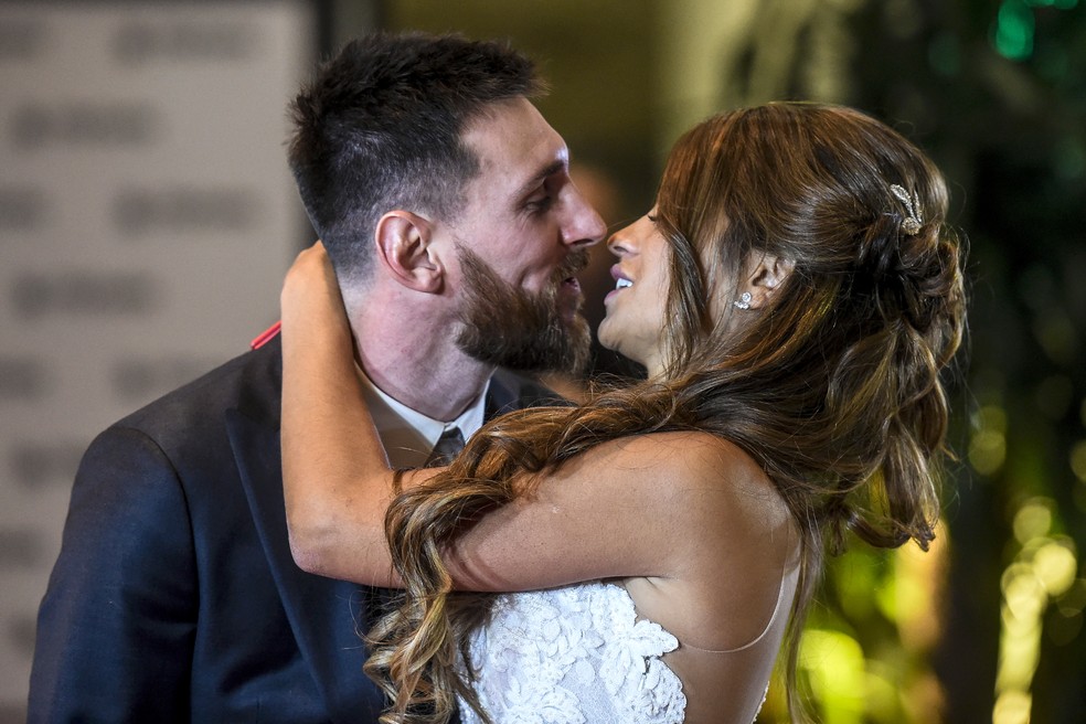 Messi e Antonella Roccuzzo dão um beijo depois de se casarem em Rosario (Foto: EITAN ABRAMOVICH / AFP)