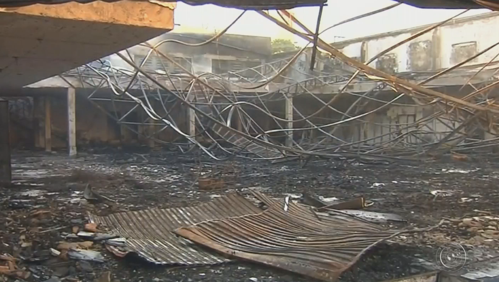 Loja de móveis ficou destruída em Marília (Foto: Reprodução/TV TEM)