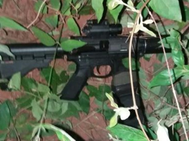 Fuzil usado pelos assaltantes foi encontrado pelos policiais jogado em arbusto (Foto: Reprodução / Arquivo Pessoal)