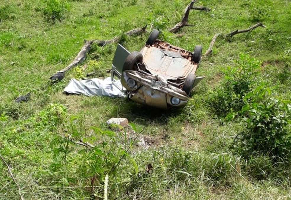 Motorista morre ao cair com o carro em barranco em Lins — Foto: Divulgação/J. Serafim