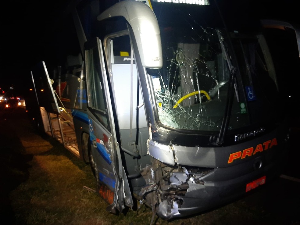 Colisão frontal entre ônibus e motocicleta deixa vítima fatal nesta segunda-feira (15) — Foto: Diego Pereira /Mais Tupã