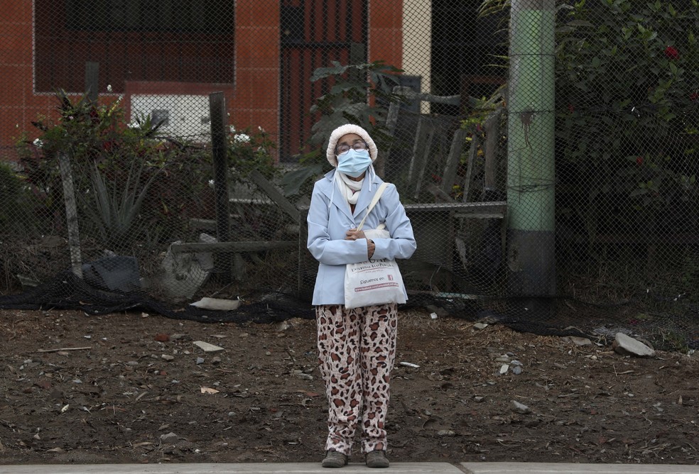 Mulher com máscara em Lima, no Peru, em foto de junho de 2020 — Foto: AP Photo/Martin Mejia