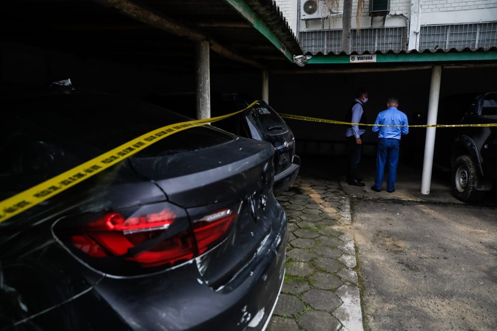 Carros apreendidos durante investigação do assalto em Criciúma — Foto: Diorgenes Pandini/NSC