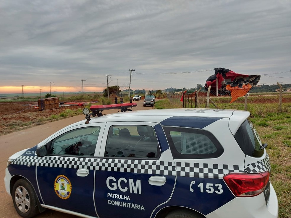 Equipes da GCM chegaram primeiro ao local do acidente com três balões na manhã deste sábado (21) em Boituva (SP) — Foto: Divulgação/GCM Boituva