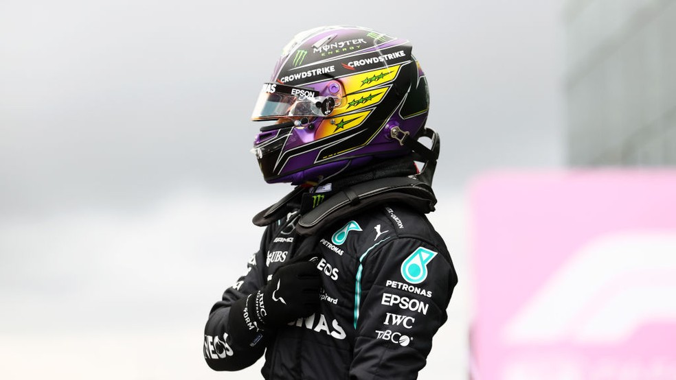 Com capacete especial em homenagem ao Brasil, Lewis Hamilton comemora resultado na classificação do GP de São Paulo da F1 — Foto: Bryn Lennon - Formula 1/Formula 1 via Getty Images