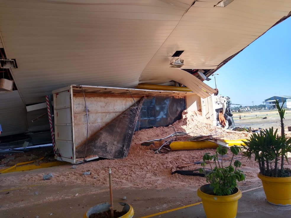 Caminhão chegou a tombar e o teto do estabelecimento caiu em cima do veículo em Tatuí — Foto: Facebook/ Reprodução