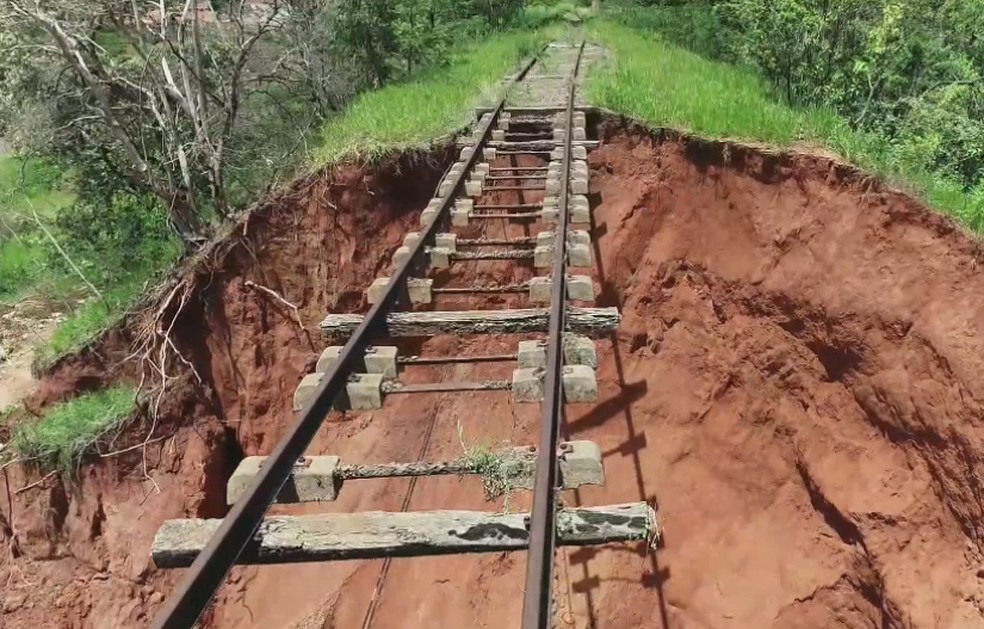 Desmoronamento ocorreu embaixo de linha férrea desativada em Bauru — Foto: César Culiche/TV TEM