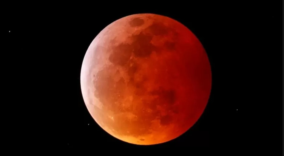 Eclipse lunar total ocorre quando existe um alinhamento completo entre Sol, Terra e a Lua — Foto: Reuters/Via BBC