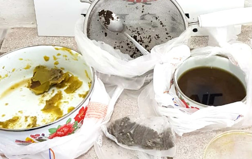 Polícia apreendeu com a estudante porções de manteiga (esq.) e de óleo (dir.) feitos com extrato de maconha — Foto: Dise-Botucatu/Divulgação