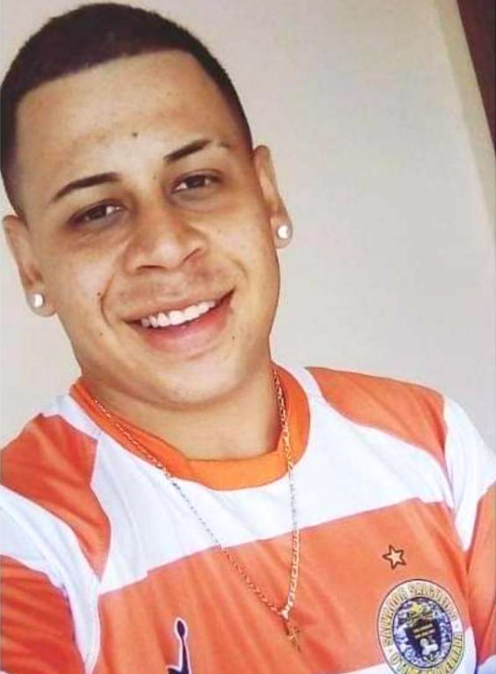 Corpo de Bruno Ferreira de Almeida , de 21 anos, foi retirado do penhasco após três horas de trabalhos — Foto: Arquivo pessoal