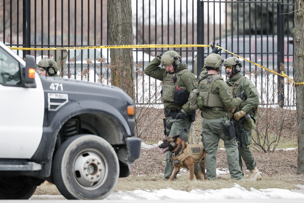 Policiais isolam área ao redor de cervejaria em Milwaukee, nos EUA, após chacina deixar mortos nesta quarta-feira (26) — Foto: Morry Gash/AP Photo