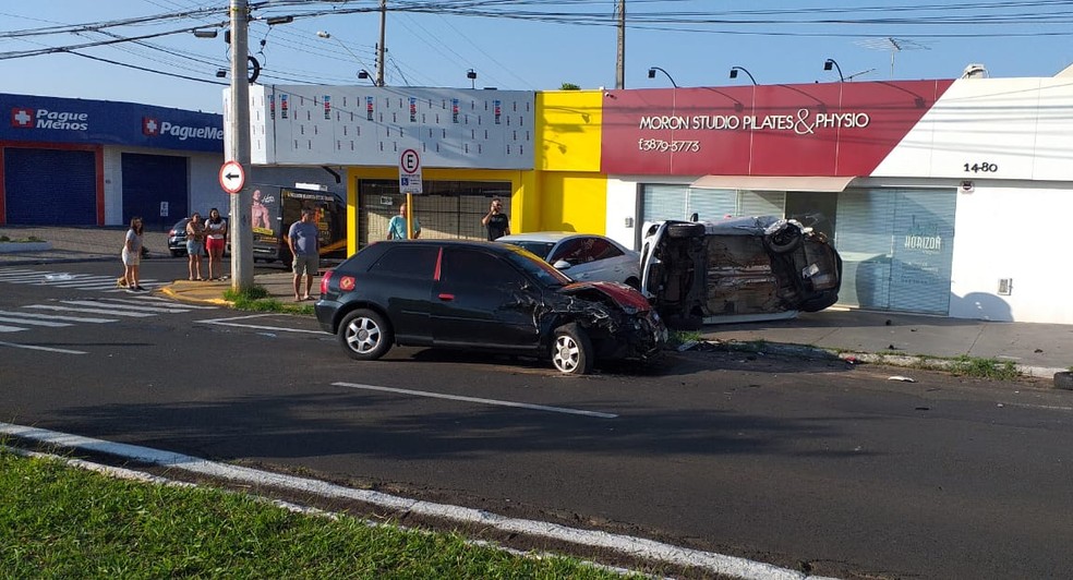 Acidente aconteceu no domingo (19), na Avenida Getúlio Vargas, em Bauru — Foto: Arquivo pessoal