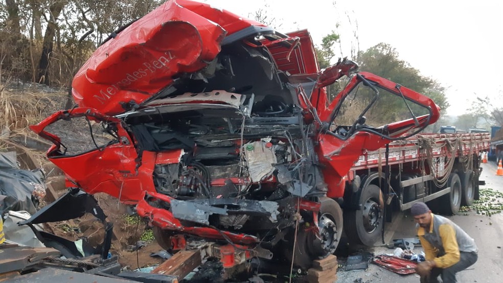 Caminhão envolvido no acidente em Patos de Minas (MG) na madrugada deste domingo (20) — Foto: Polícia Rodoviária Federal/Divulgação