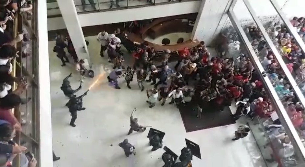 Policial Militar atira contra servidores públicos que protestavam na Alesp contra a aprovação da Reforma da Previdência no estado de São Paulo — Foto: Reprodução/Arquivo Pessoal