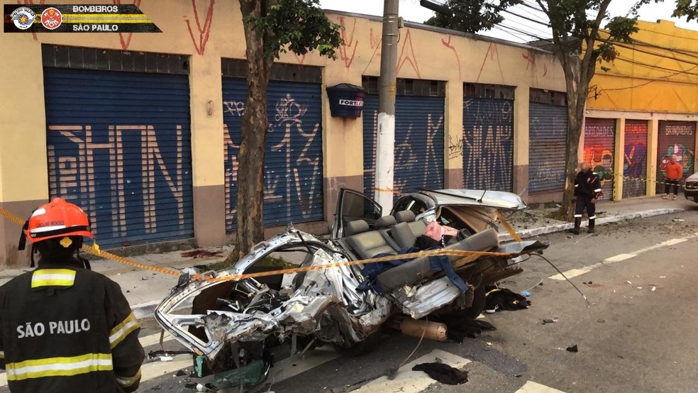 Veículo envolvido em acidente na Av. Cangaíba, na Zona Leste de SP, neste domingo (17) — Foto: Reprodução/Cobom