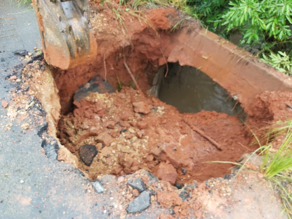 Cratera é formada em rodovia devido a força das chuvas na região de Porangaba (SP) — Foto: Prefeitura de Porangaba/Divulgação 