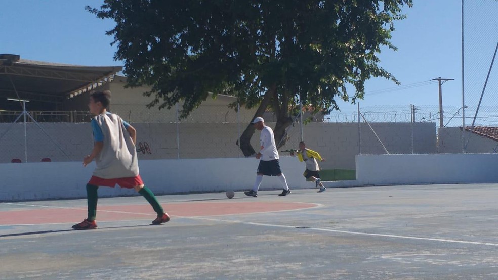 Com autorização da Justiça, Edinho dava aulas de futebol a crianças de um bairro carente em Taubaté — Foto: Rauston Naves/Rádio Metropolitana