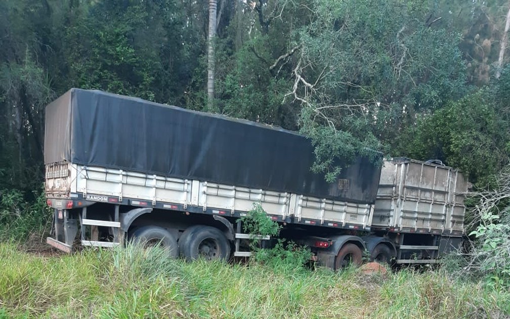 Motorista morre em acidente entre carreta e ônibus rural na Rodovia Francisco Alves Negrão — Foto: Arquivo Pessoal