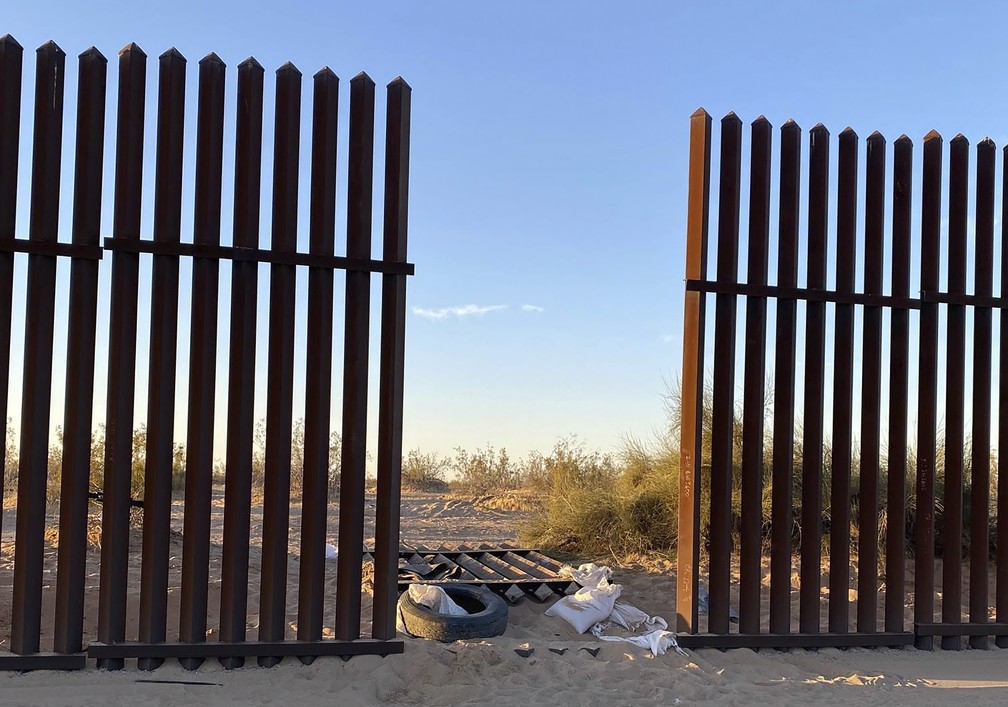 Foto de 3 de março de 2021 do órgão de proteção das alfândegas e fronteiras dos EUA mostra buraco na cerca da fronteira com o México — Foto: US Customs and Border Protection via AP