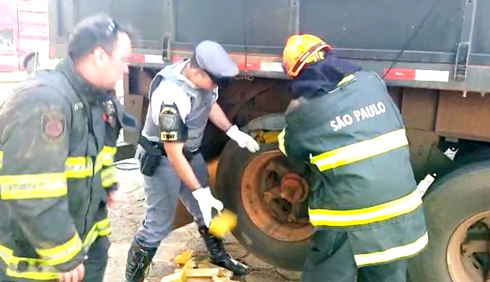Dupla é presa com mais de mil tabletes de maconha dentro de pneus de carreta em Palmital — Foto: Polícia Rodoviária/Divulgação