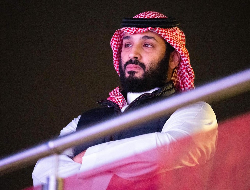 O príncipe herdeiro Mohammed bin Salman durante uma luta de boxe em Diriya, na Arábia Saudita, no sábado (7) — Foto: Al-Jaloud/Saudi Royal Palace via AFP