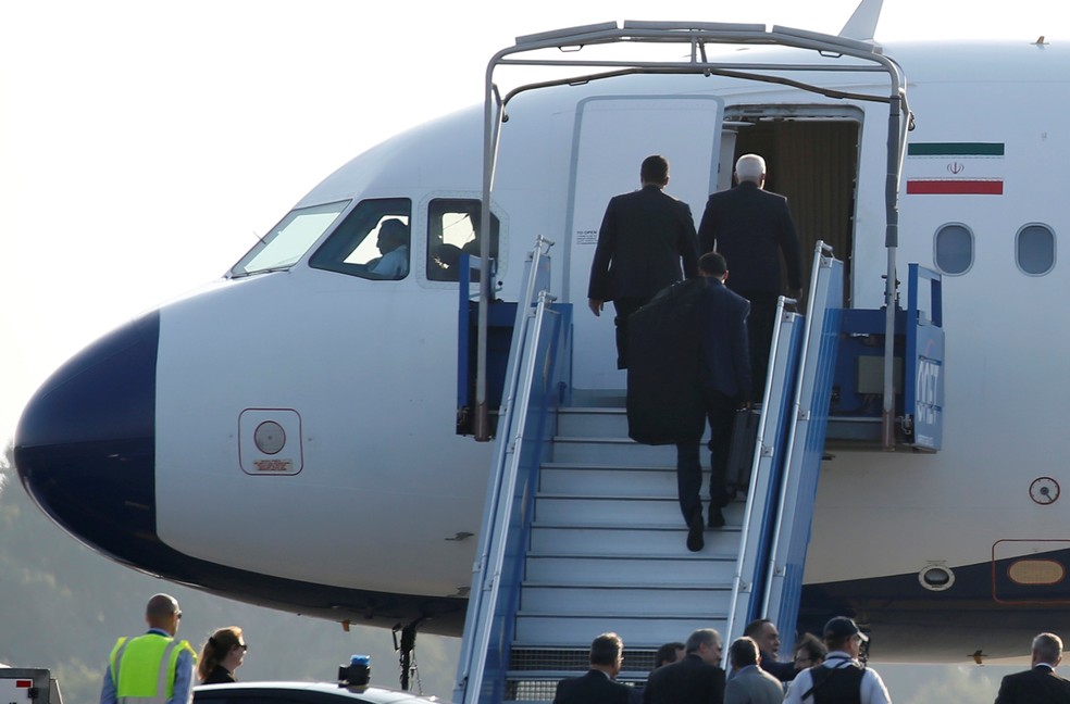 Avião do Irã em Biarritz, onde acontece o encontro de cúpula do G7 no domingo, 25 de agosto; o ministro de Relações Exteriores do Irã, Mohammad Javad Zarif , esteve no evento — Foto: Regis Duvignau/Reuters